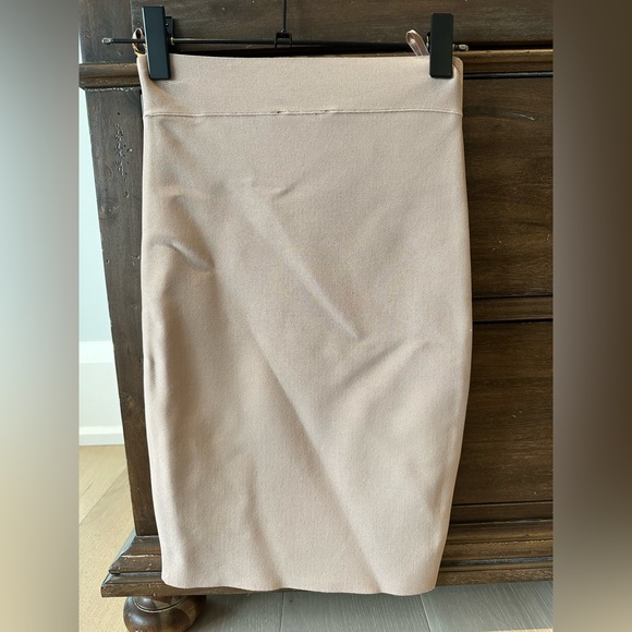 BCBG stretch skirt. Barely worn. - Picture 2 of 3